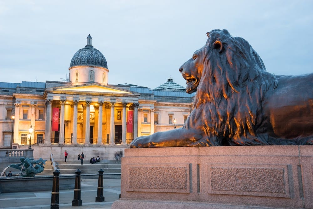 león en Trafalgar Square en Londres