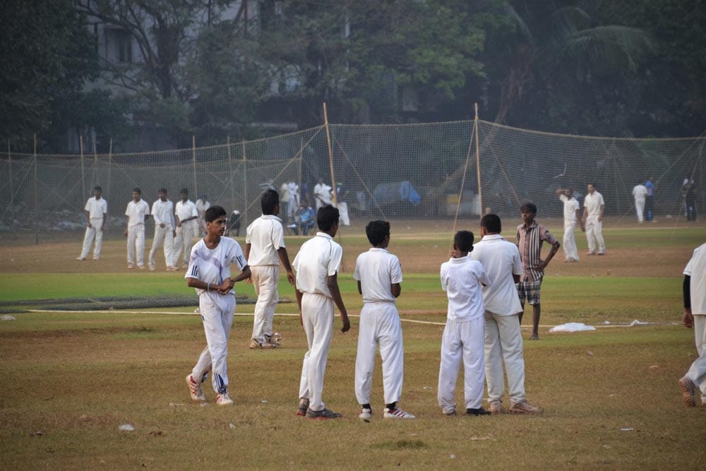 chicos juegan a cricket en Mumbai India