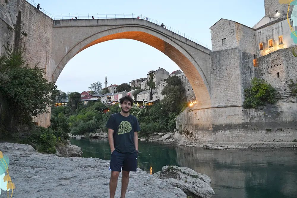 rober bajo el puente de Mostar