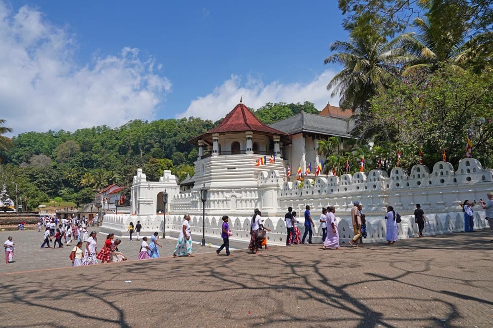 edificio principal del templo del diente de buda en kandy