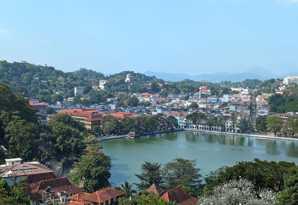 vistas del lago de Kandy desde el arthur seat