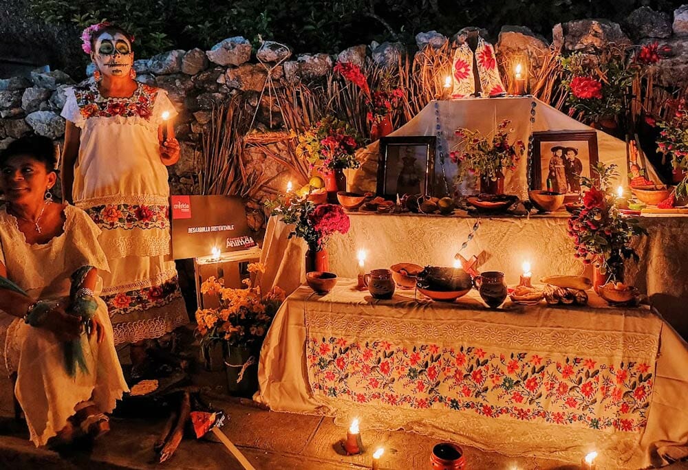Altar/ofrenda en Mérida durante el paseo de las animas para el día de los muertos