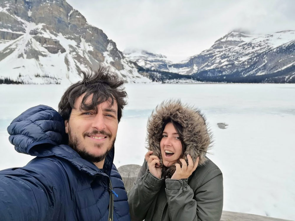 mirador sobre lago helado de las montañas rocosas de canada