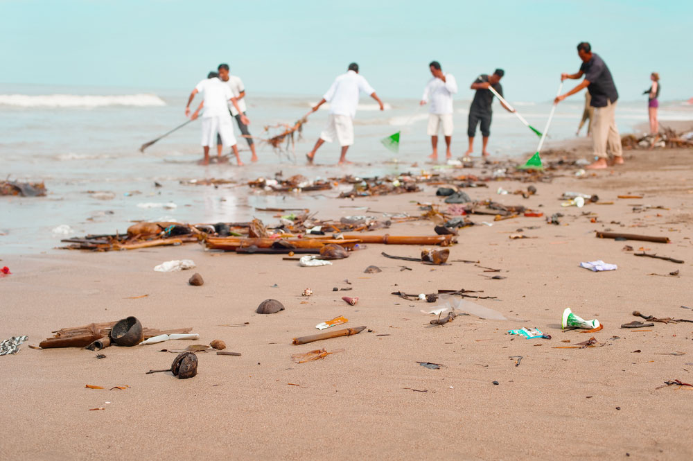 recogida de basura en una playa de bali