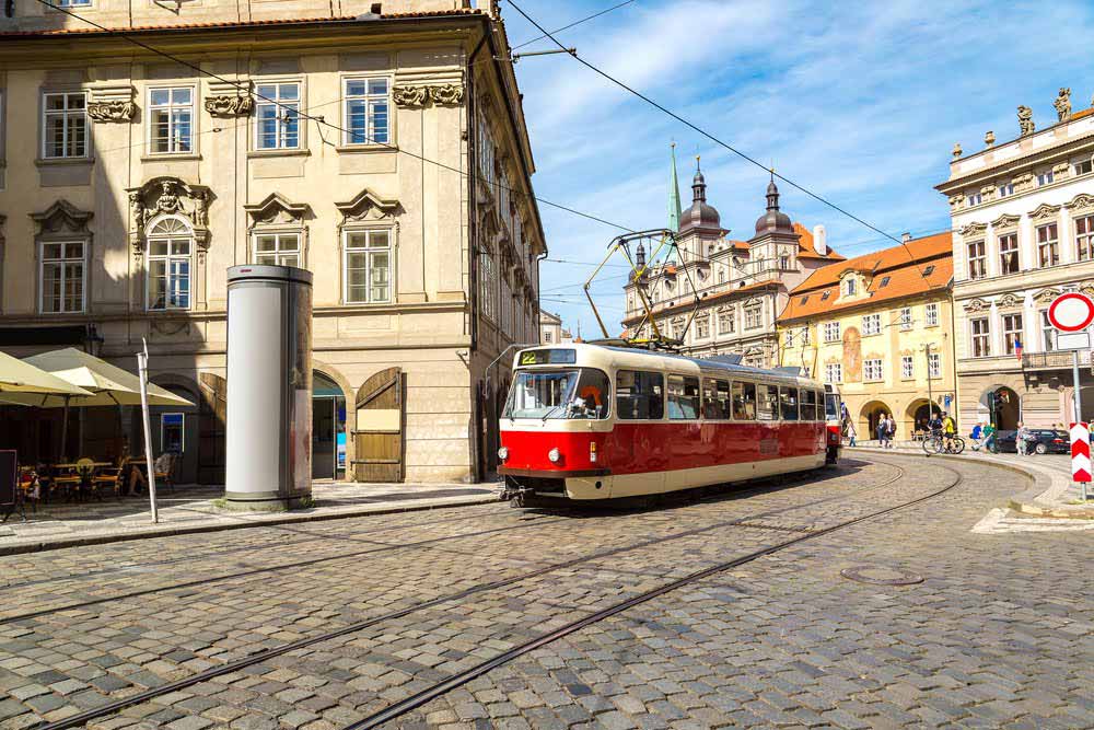 Antiguo tranvía en las calles de Praga