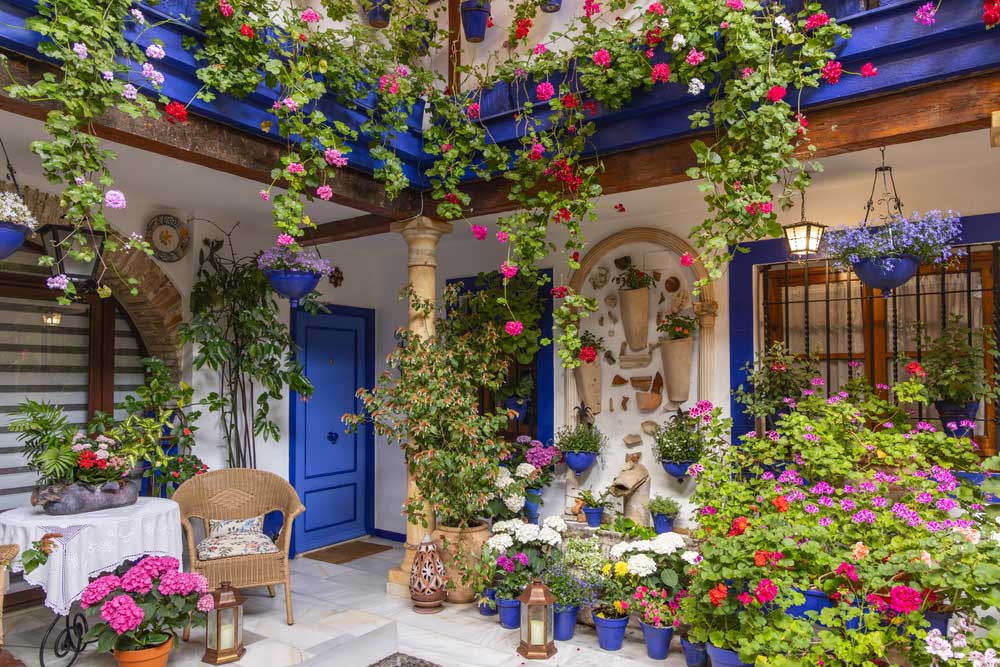 Vasos de flores em um pátio em Córdoba