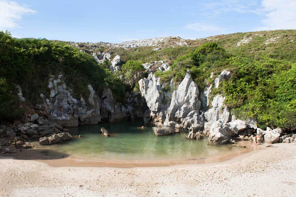 Playa escondida de Gulpiyuri