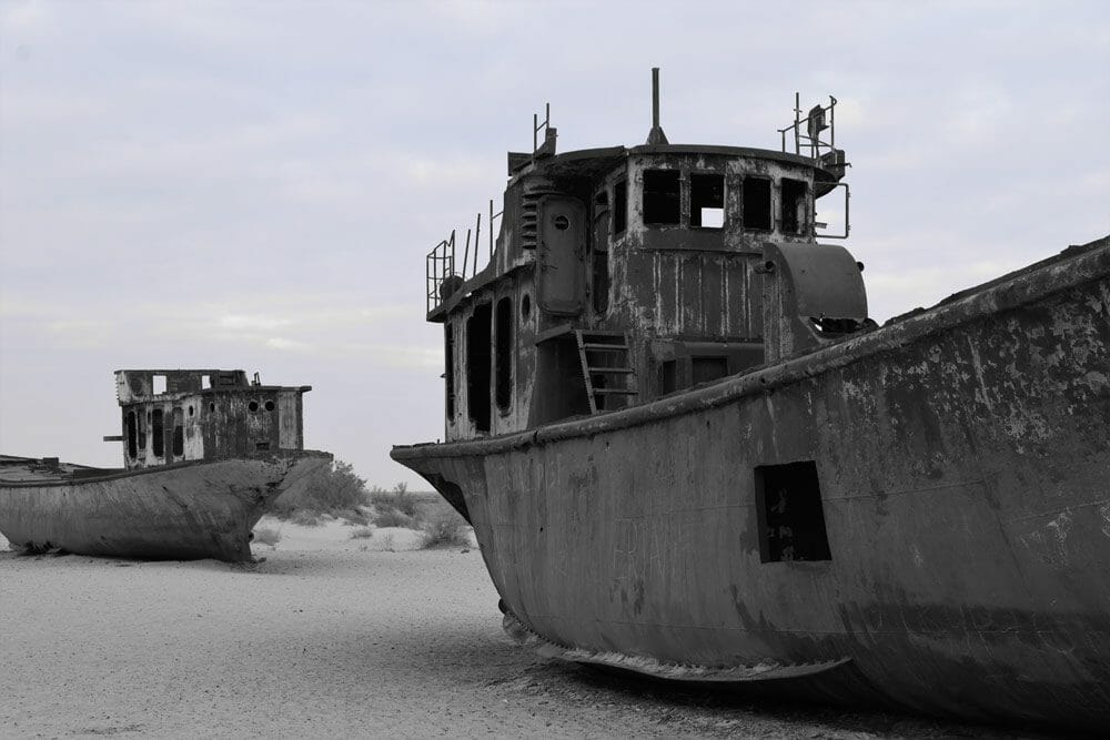 cementerio de barcos en Moynaq Uzbekistán