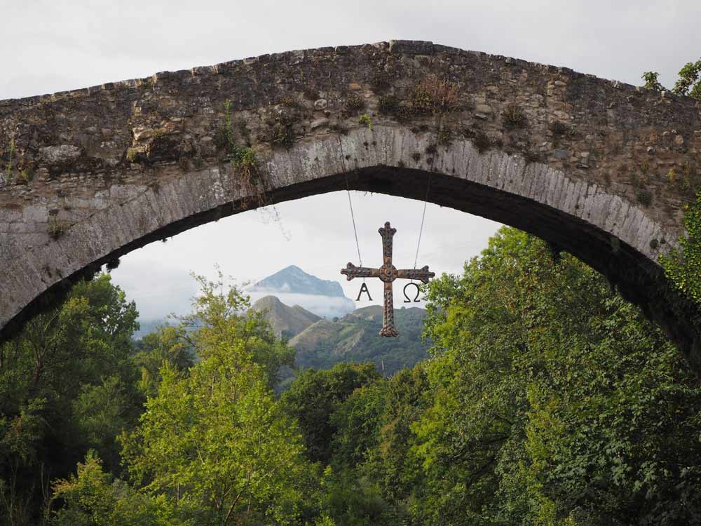 Cruz de la Victoria en el Puente Romano de Cangas de Onís