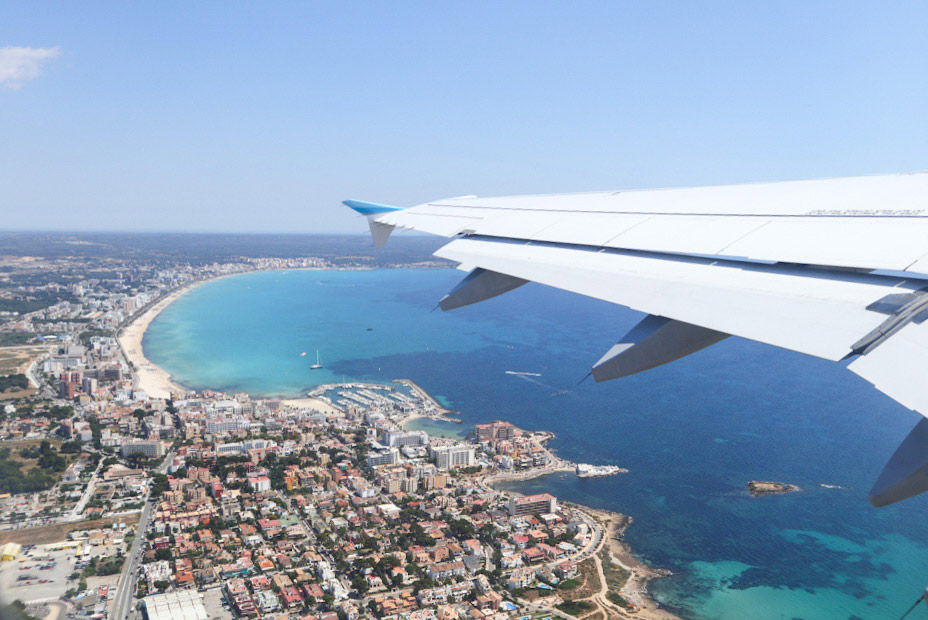 avión sobrevolando Palma de Mallorca