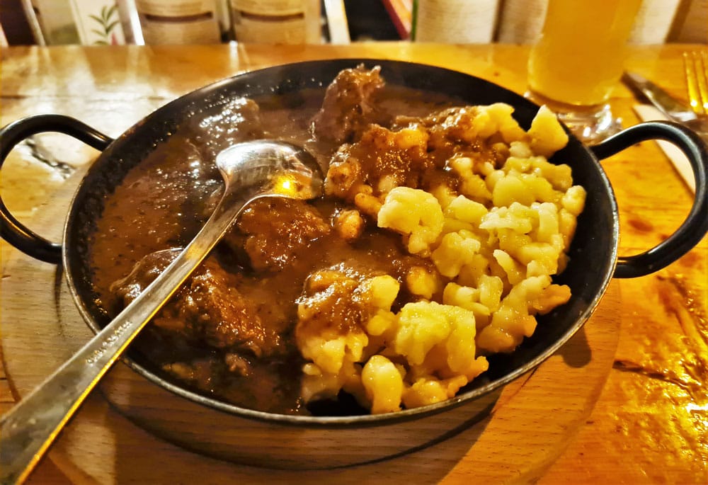 goulash con spätzle platos típicos de Austria