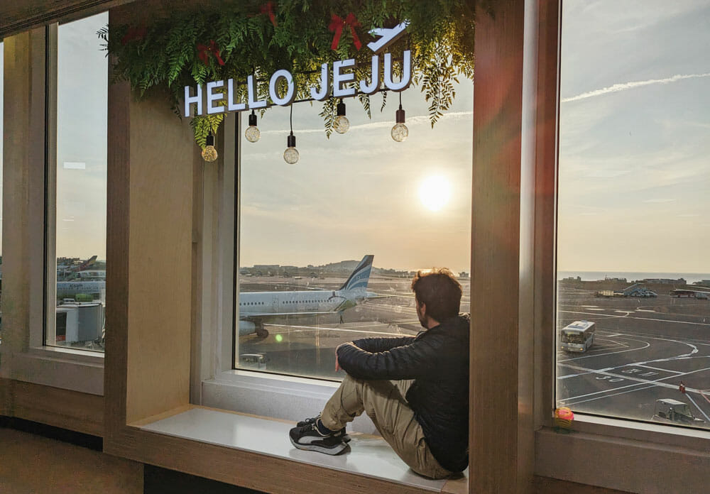 atardecer en un aeropuerto de Corea del Sur con avión