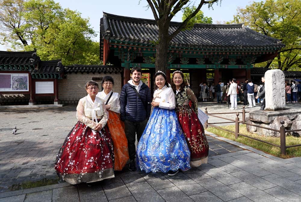 mujeres vestidas con traje tradicional en un viaje a Corea del Sur