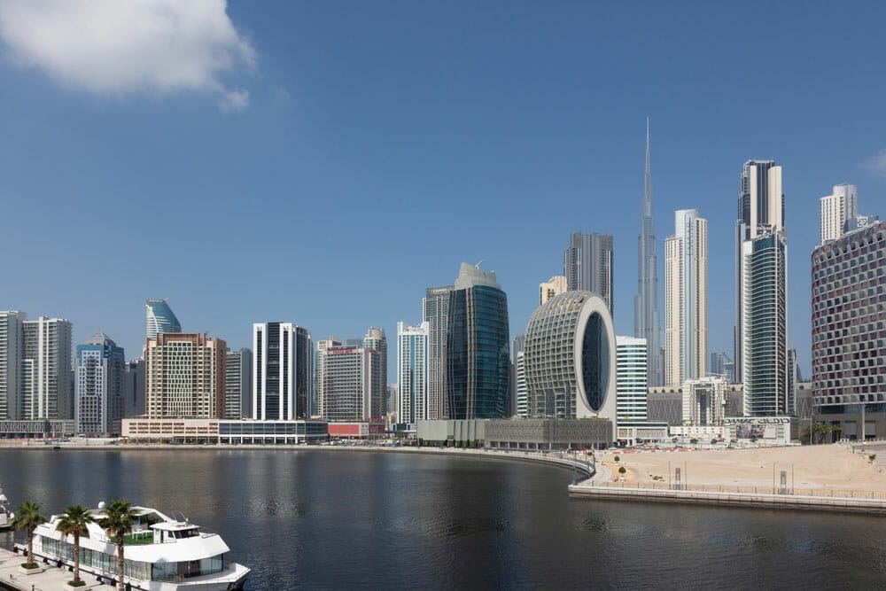 zona de Business Bay en Dubái con el skyline de fondo