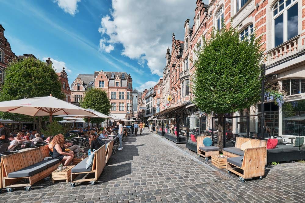 plaza animada en Lovaina escapada desde Bruselas