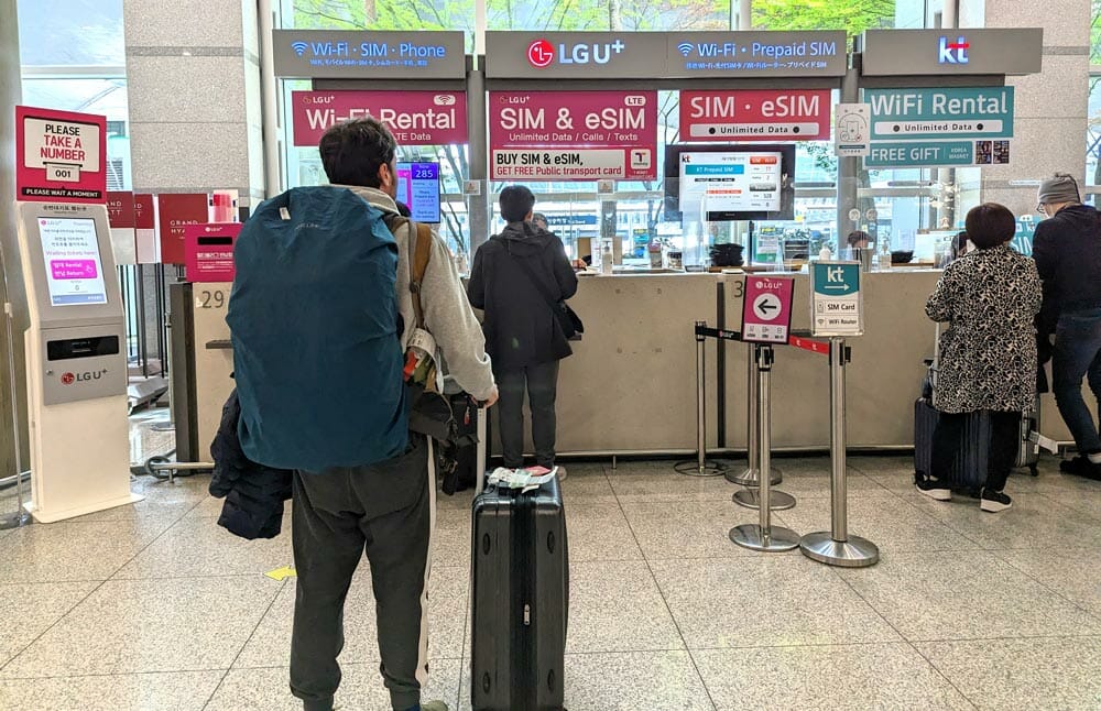 mostradores de telefonía en el aeropuerto de Seúl en Corea del Sur