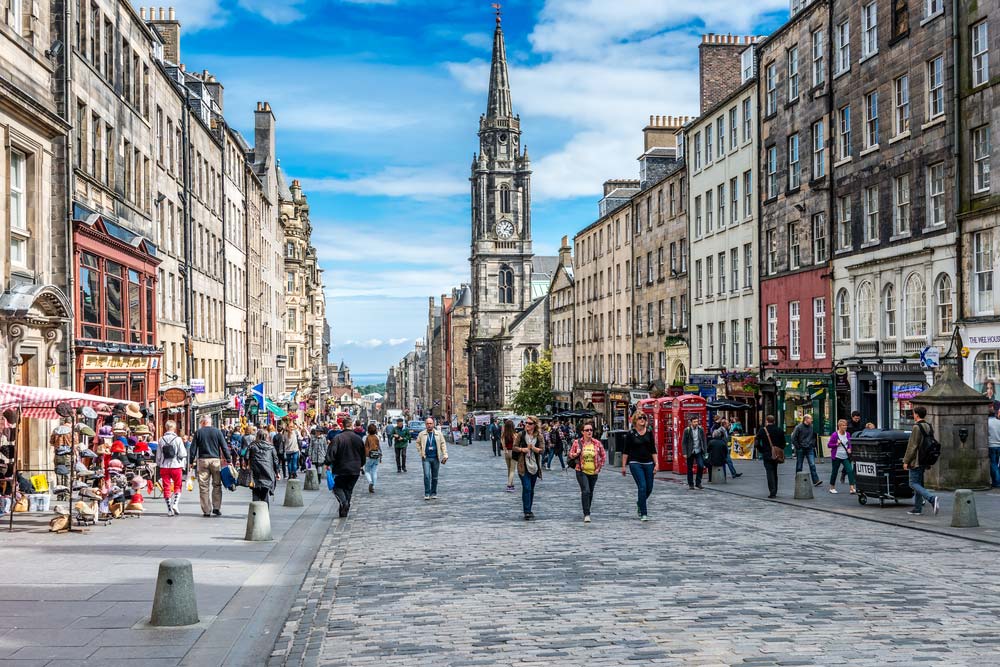 calle frecuentada de Edimburgo durante el día