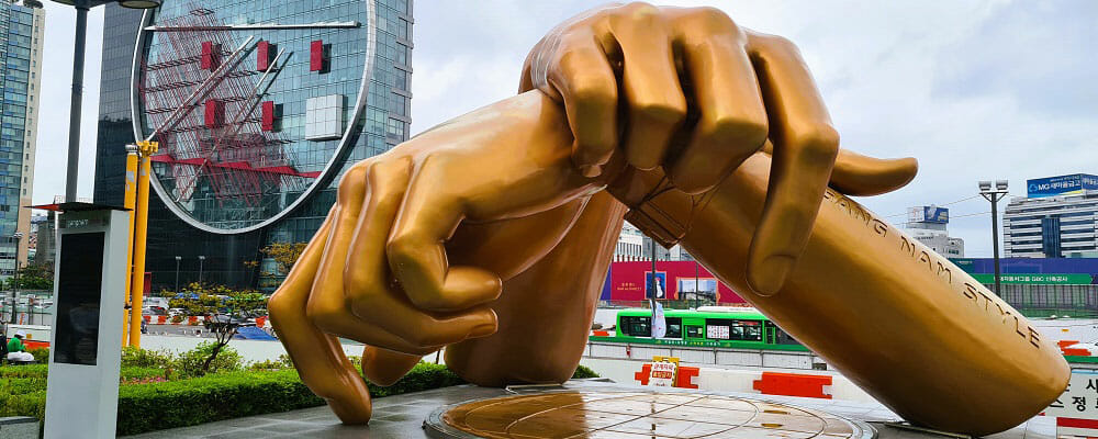 escultura de las manos doradas en el barrio de Gangnam en Seúl