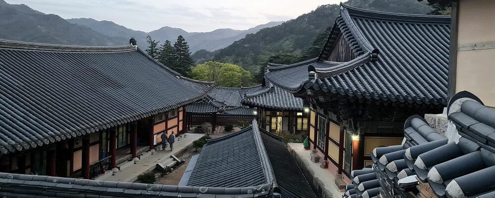 tejados del templo Haeinsa al tardecer en Corea del Sur