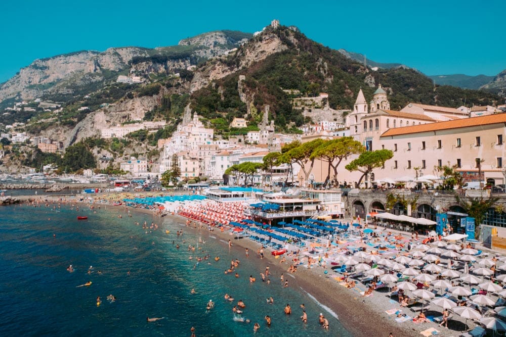 vista aérea de la Playa de Amalfi en verano con montañas de fondo