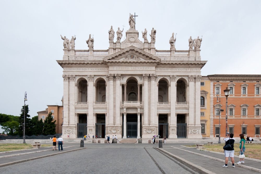 fachada de la Basilica di San Giovanni in Laterano en Roma
