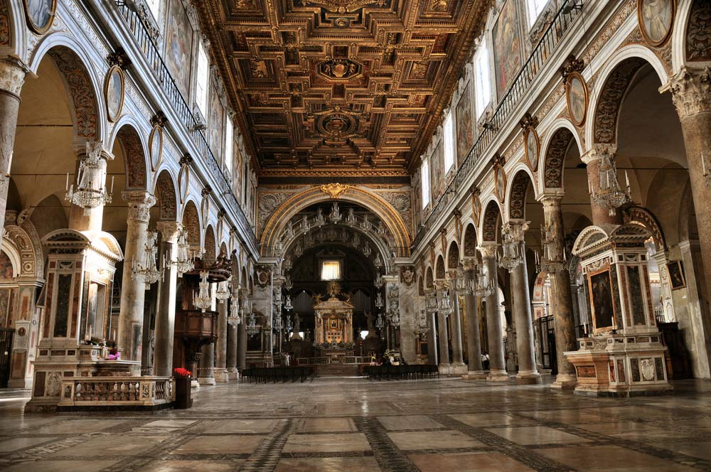 nave central de la Basilica di Santa Maria in Aracoeli en Roma