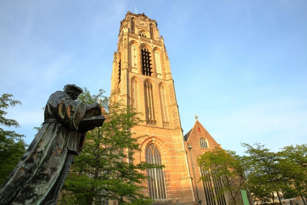 Grote of Sint-Laurenskerk con estatua de Erasmus en Róterdam