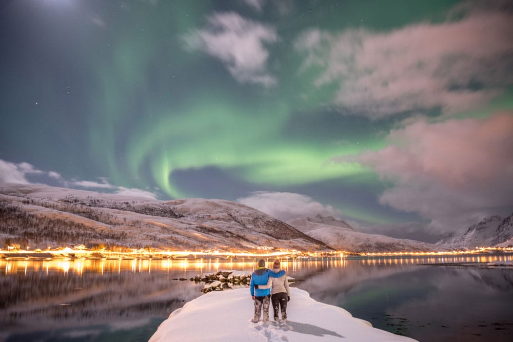 pareja contemplando la aurora boreal en Tromsø Noruega