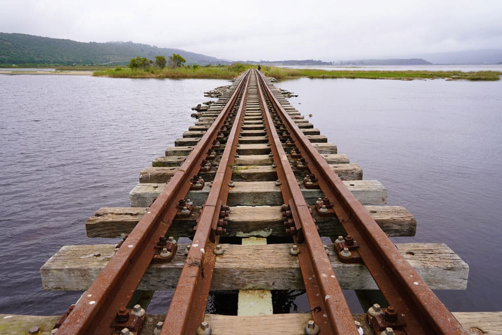 vías de tren abandonadas sobre lago en Sudáfrica