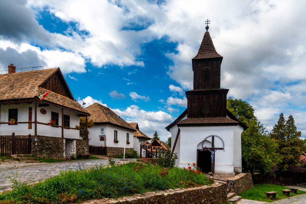 iglesia de madera de la Antigua aldea de Hollókö