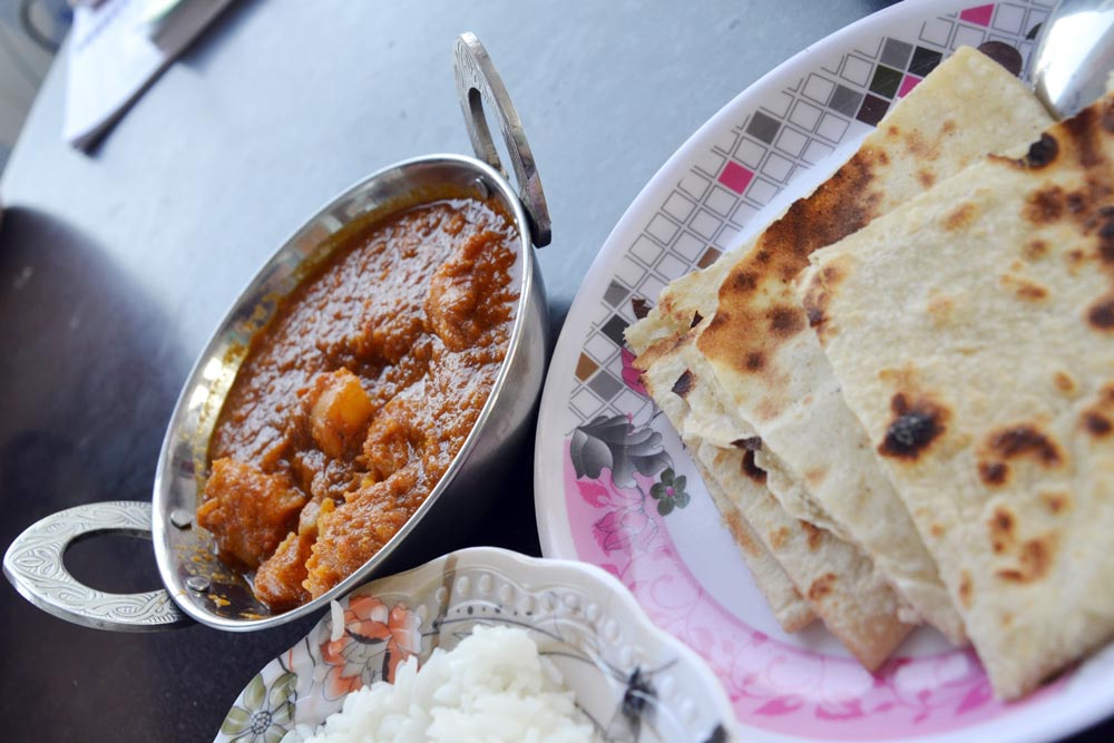 comida en India curry con naan