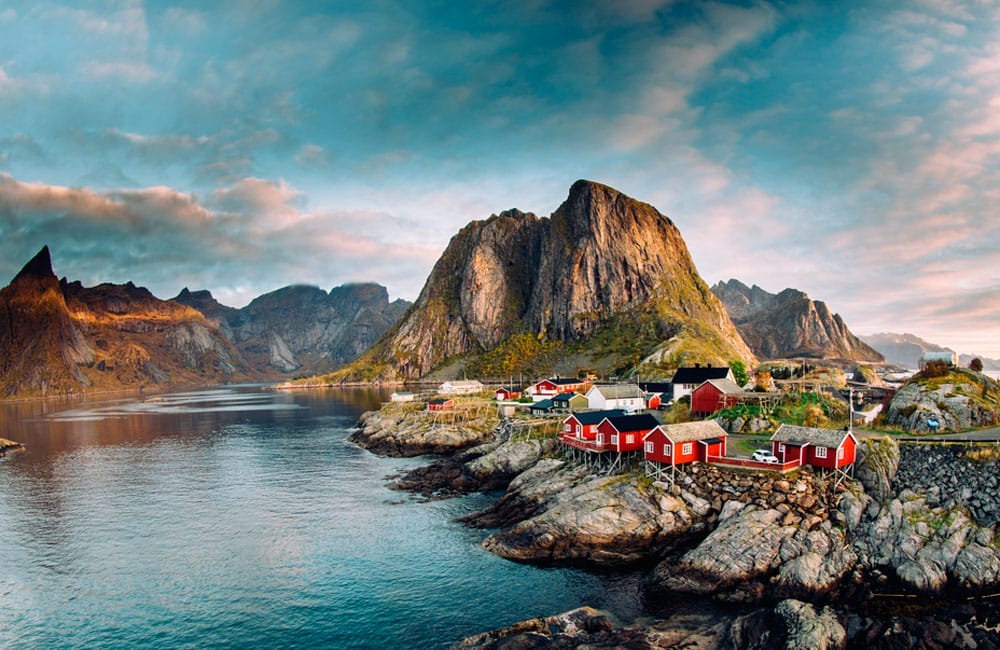 casas rojas en islas lofoten, en noruega