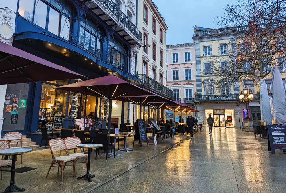 Cafés en la Place Carnot en Carcasone