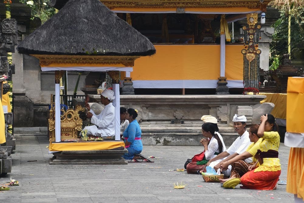 ceremonia en templo en Bali