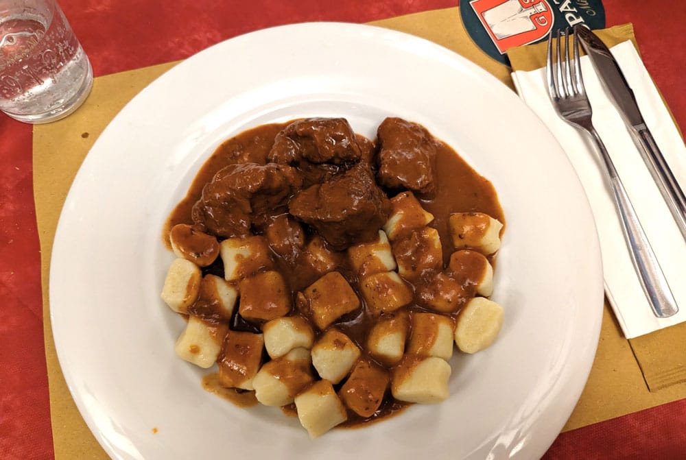 goulash plato típico que comer en Dolomitas