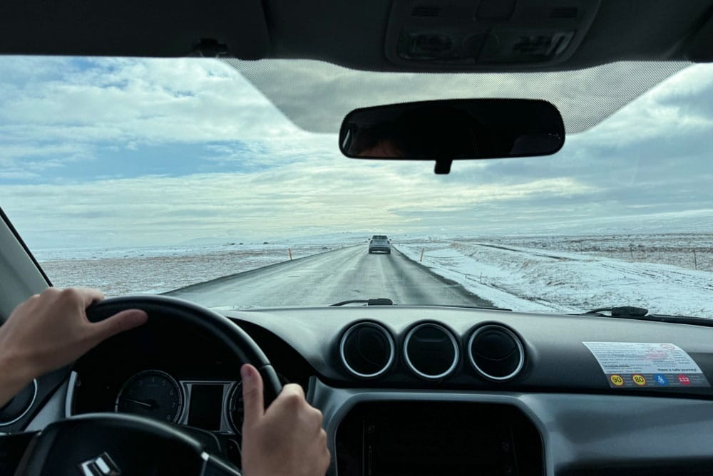 carretera con nieve en islandia