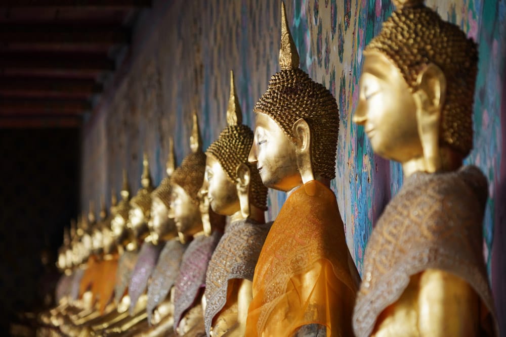 estatuas de Buda en un templo de Bangkok