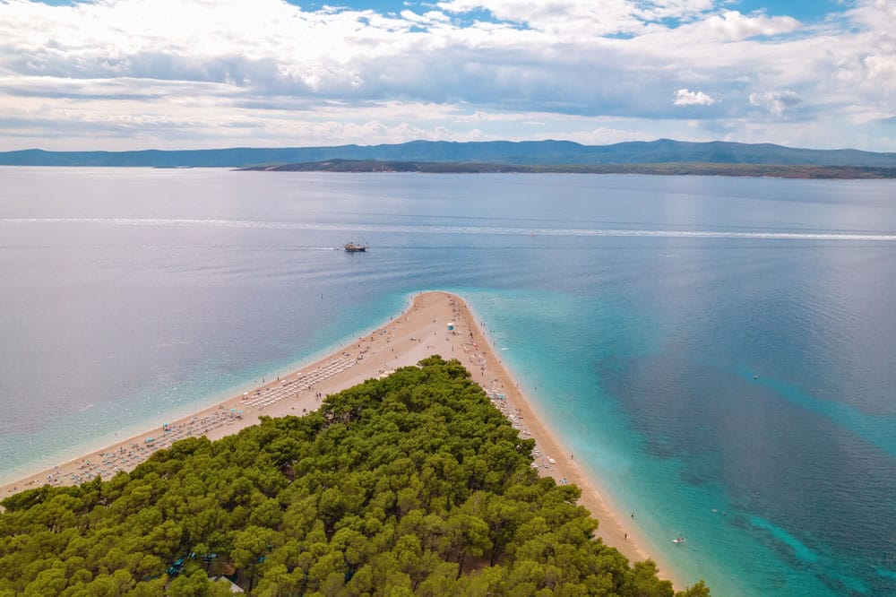 playa en el Cuerno de Oro en Brač Croacia