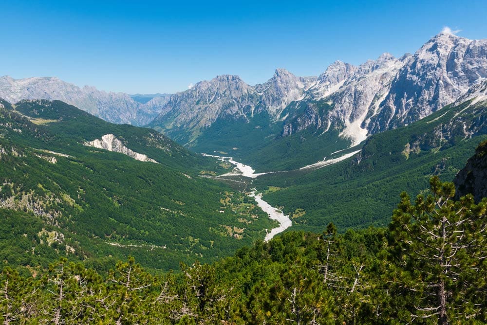 montañas en el Valle de Valbona Albania