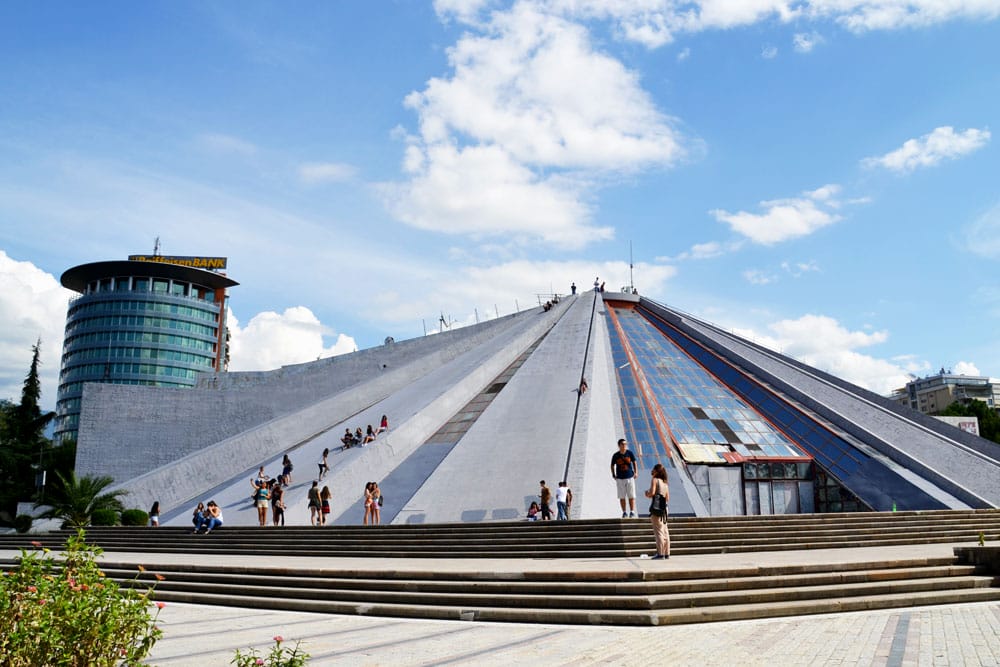 Pirámide de Tirana la capital de Albania