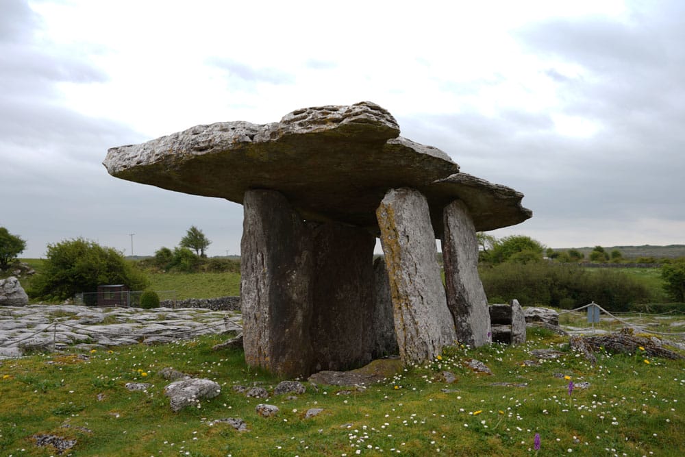 Dolmen Poulnabrone en el Burren en Irlanda