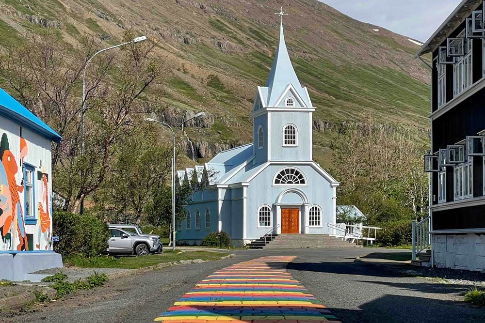 iglesia y calle arcoiris en Seyðisfjörður