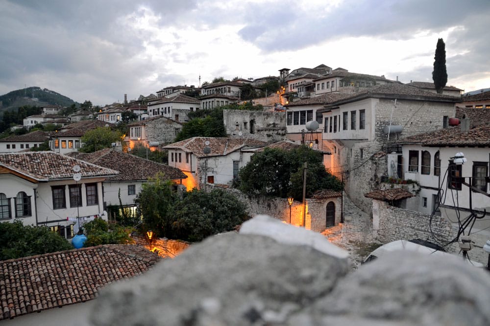 casas de piedra al anochecer en el pueblo de Berat en Albania