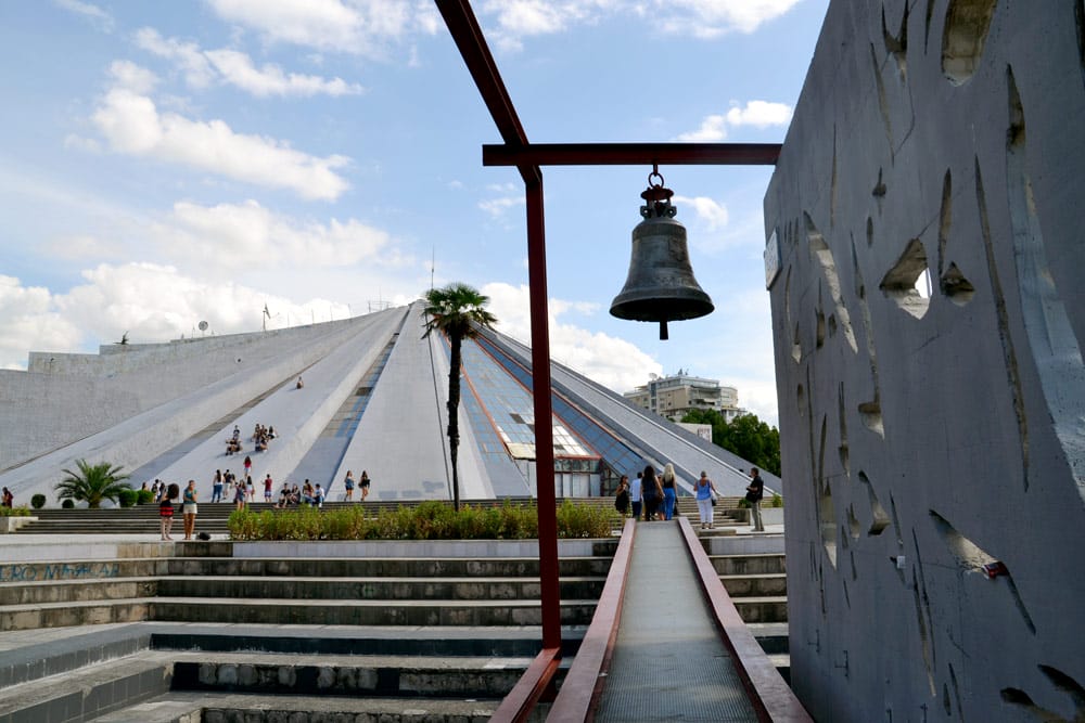 pirámide en Tirana, Albania