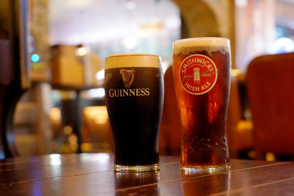 pinta de Guinness en un pub irlandés