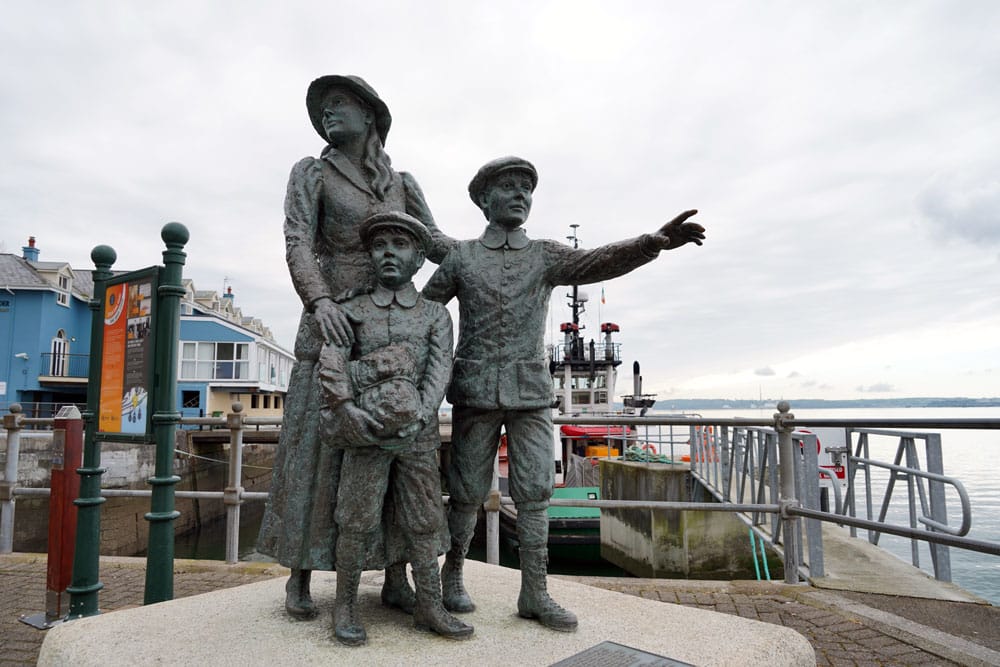 Estatua de Annie Moore en Cobh