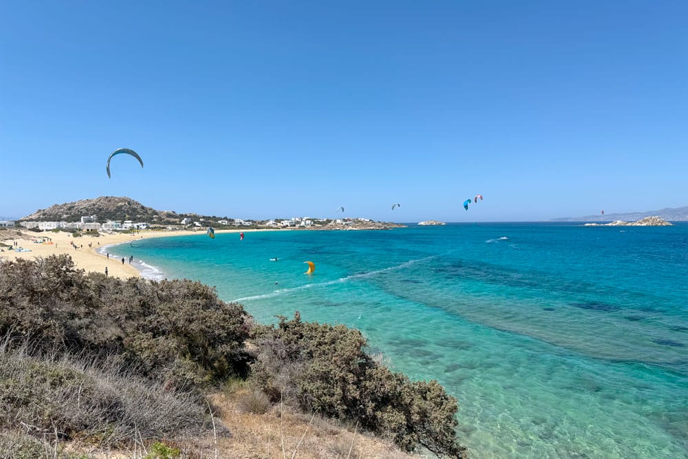 kitesurfers en playa Mikri Vigla en Naxos