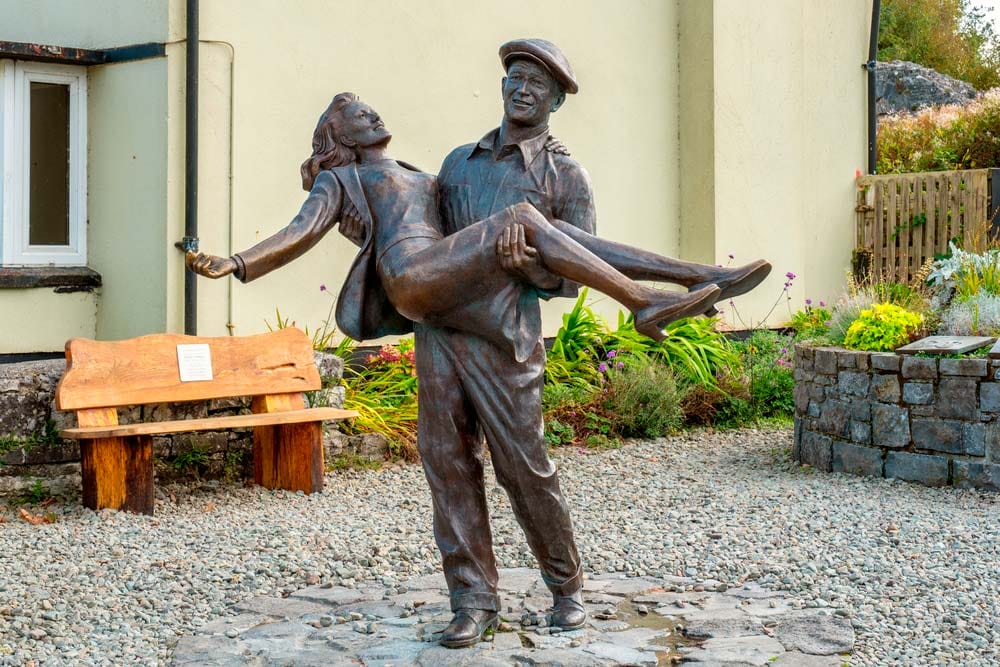 estatua de la película "El hombre tranquilo" en el pueblo de Cong en Connemara, Irlanda