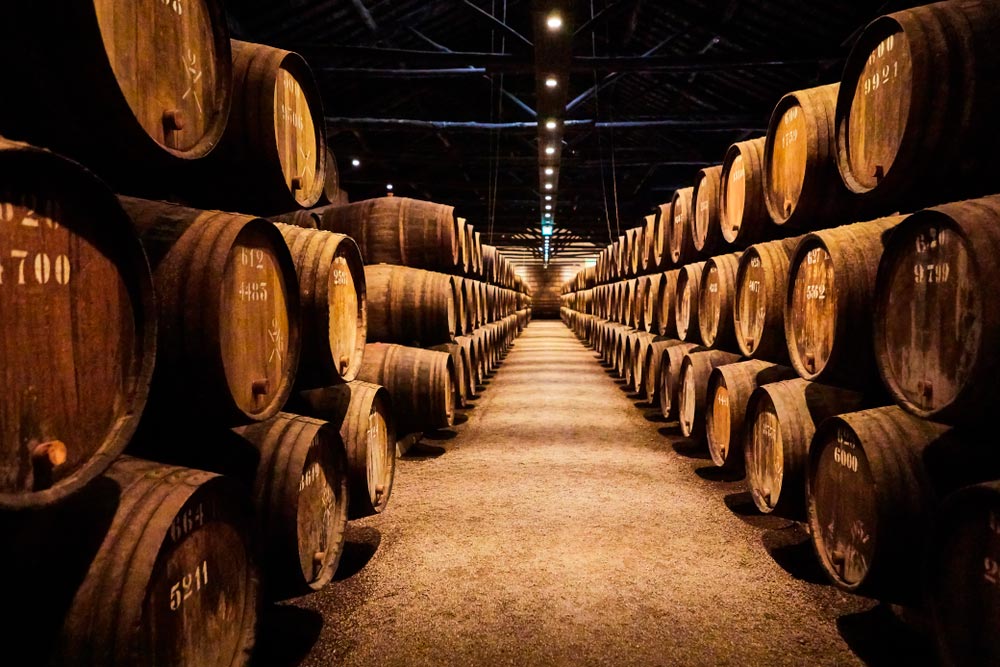 Barriles en una bodega de Oporto