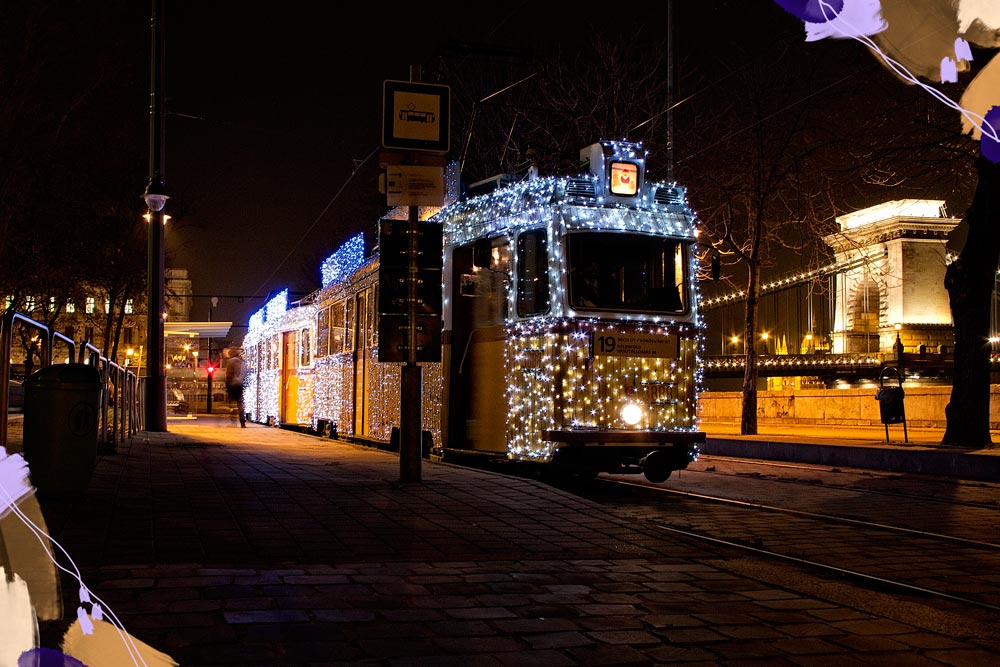 tranvía con luces navideñas en Budapest